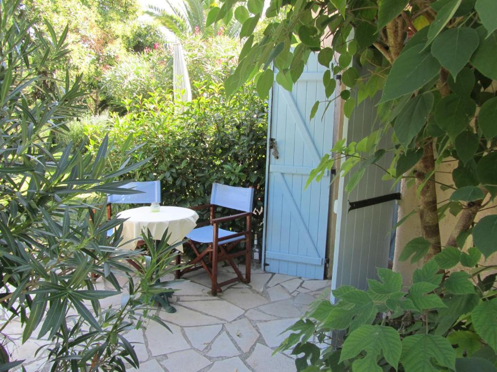 Bed and Breakfast Le Mas Shabanou Roquefort-les-Pins Zimmer foto