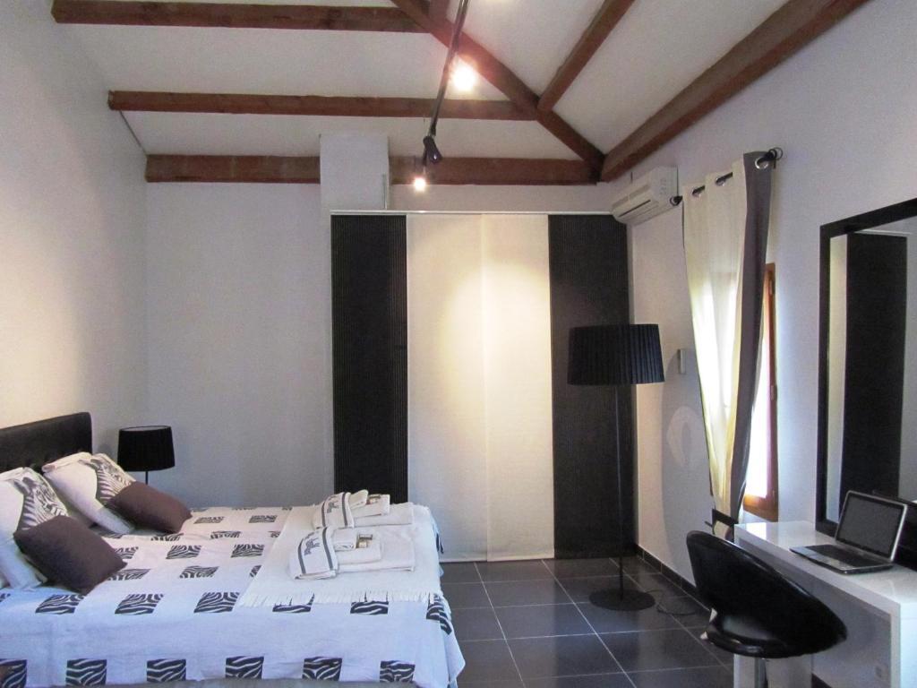 Bed and Breakfast Le Mas Shabanou Roquefort-les-Pins Exterior foto